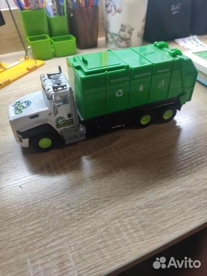 Грузовик мусоровоз