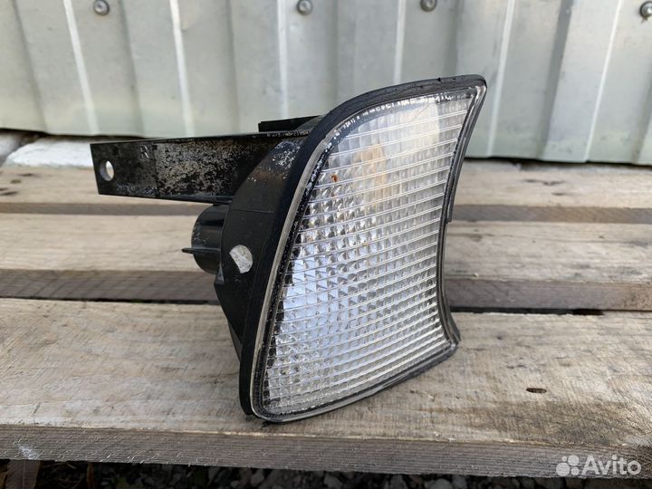 Поворотник правый белый BMW E34 неоригинал