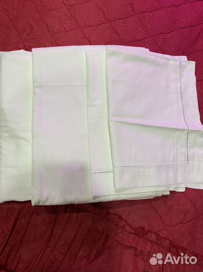 Постелье белье белое и наперники белые