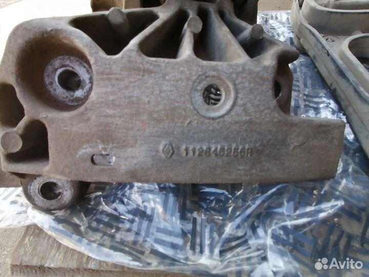 Подушка двигателя правая renault duster