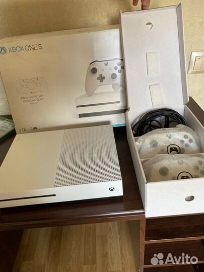 Xbox One S 1tb + 2 геймпада + far cry 5