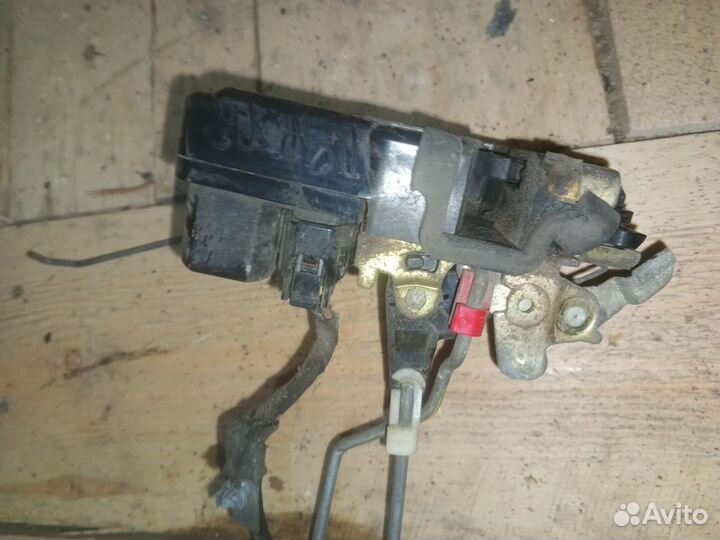 Замок перед правый Dodge Stratus 2002г