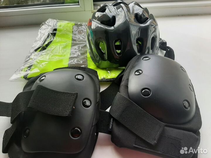 Детский шлем защитный и наколенники