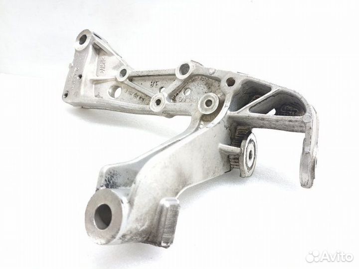 Кронштейн опоры двигателя правый Volkswagen Passat