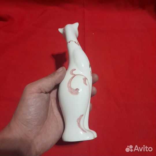 Фарфоровая статуэтка кошка
