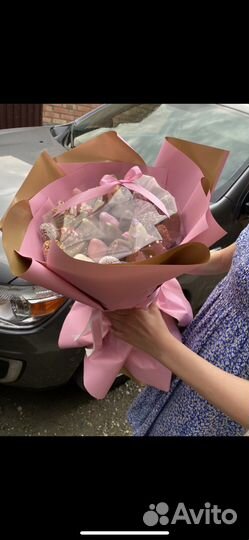 Клубника в шоколаде с цветами и в коробке