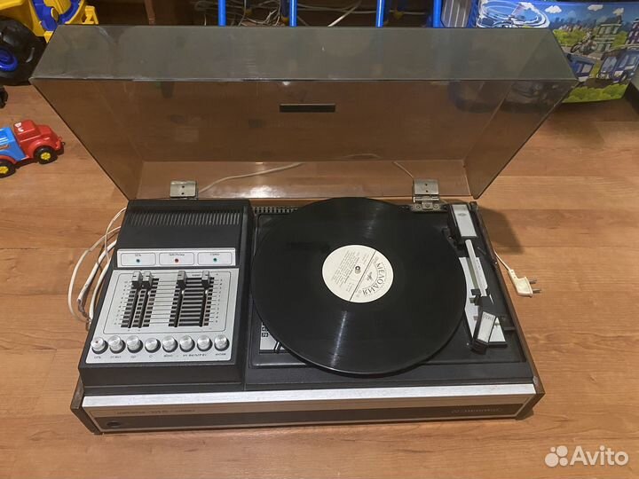 Проигрыватель винила с пластинками