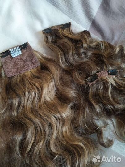 Волосы на заколках светло-русые, хвост