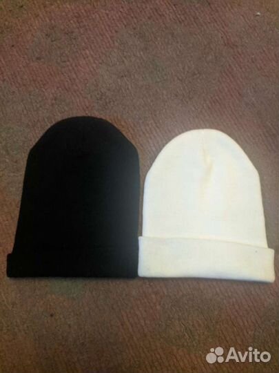 Детские шапки: черная и светло-песочная