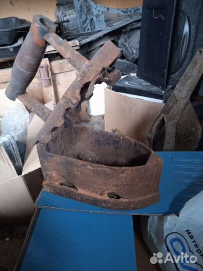 Старинный утюг на углях