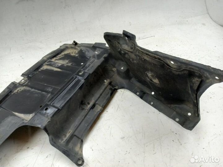 Защита двигателя передняя правая Toyota Avensis