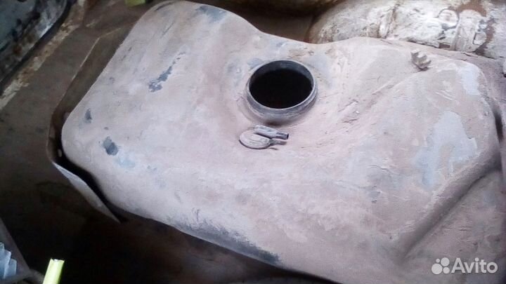 Пластиковый бак Volkswagen Passat 1989 год