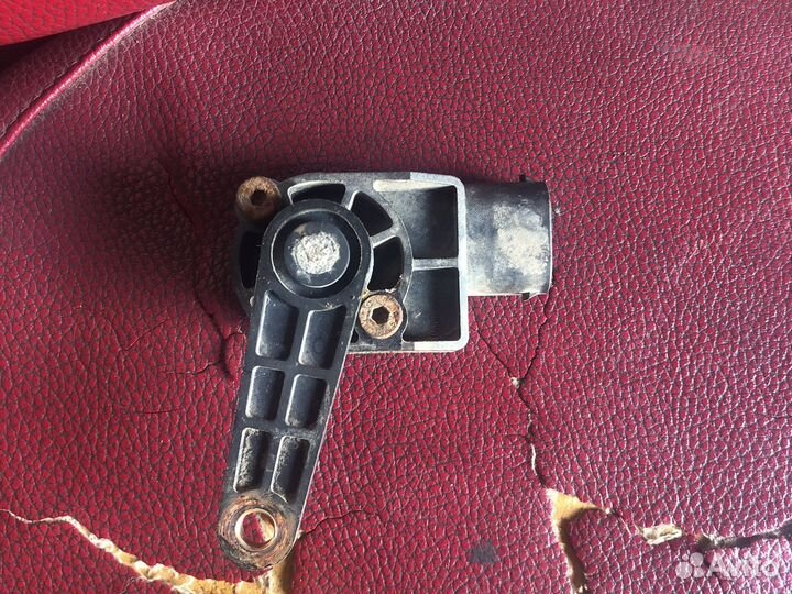 Датчик уровня подвески задний левый Audi Q7