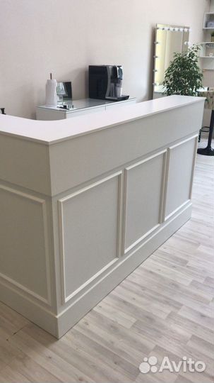 Стойка администратора ресепшен с молдингом