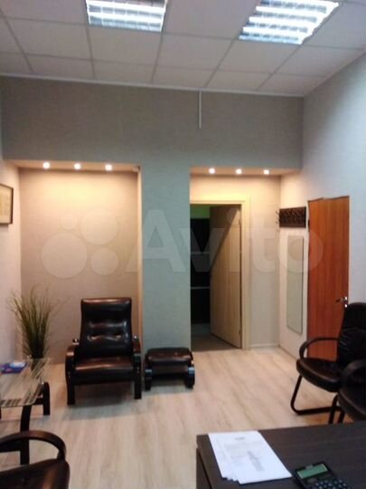 Здание с офисными помещениями