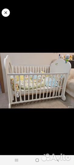 Детская кроватка с маятником и ящиком