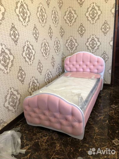 Детская кровать с мягкой спинкой