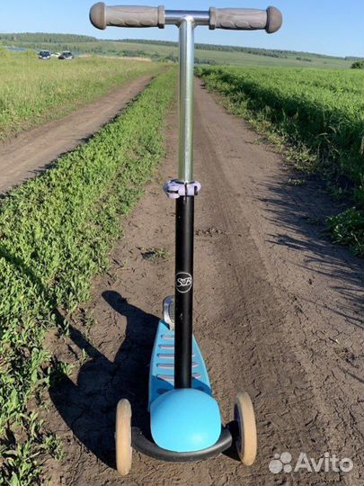 Самокат трёхколёсный