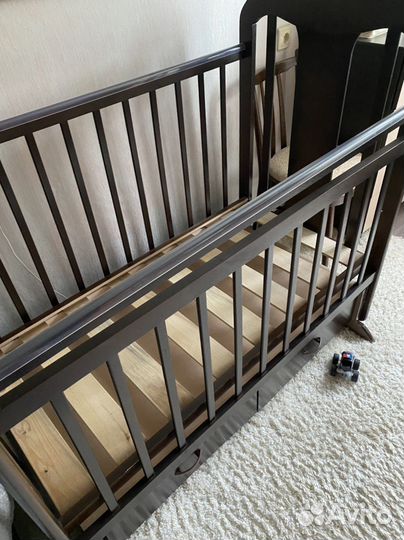 Детская кроватка с поперечным маятником