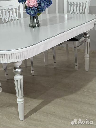 Стол и стулья