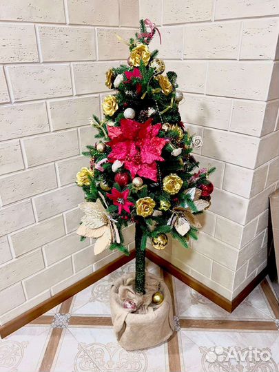 Ёлка на штамбе с игрушками