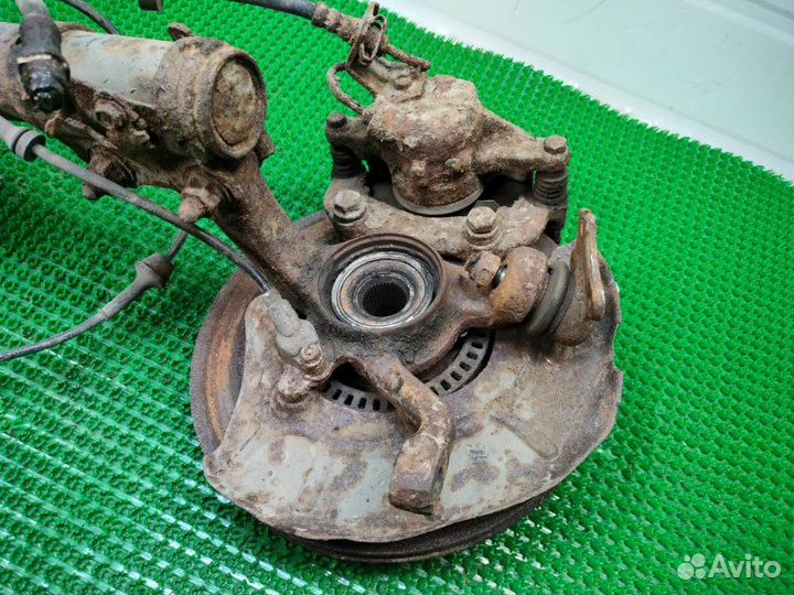 Кулак поворотный передний левый Volkswagen Passat