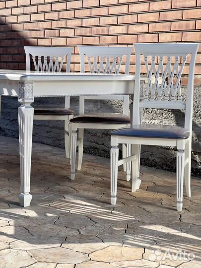 Стулья и стол