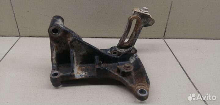 Кронштейн генератора Hi Lux 2015