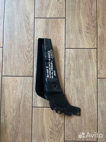 Брызговик передний правый Mitsubishi Pajero Sport