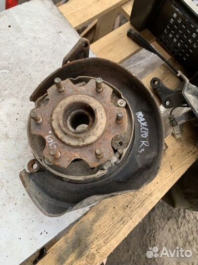 Кулак задний правый Mitsubishi Pajero 4