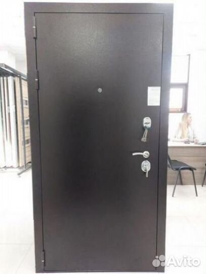 Дверь входная уличная