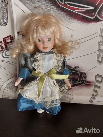 Кукла фарфоровая