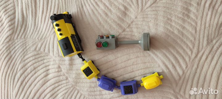 Паровозик работает от батареек + светофор