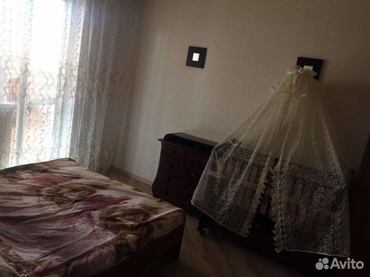 Кровать с балдахином и комод (пелинальный столик)