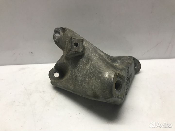 Кронштейн двигателя правый Audi A8 D3 4E0199308BC