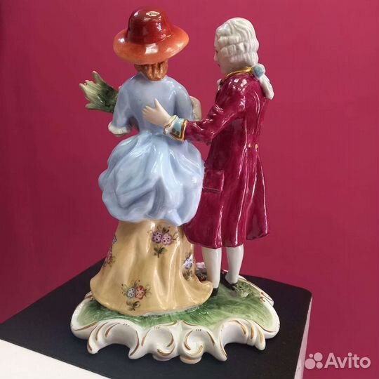 Статуэтка фарфор Кавалер и дама с цветами