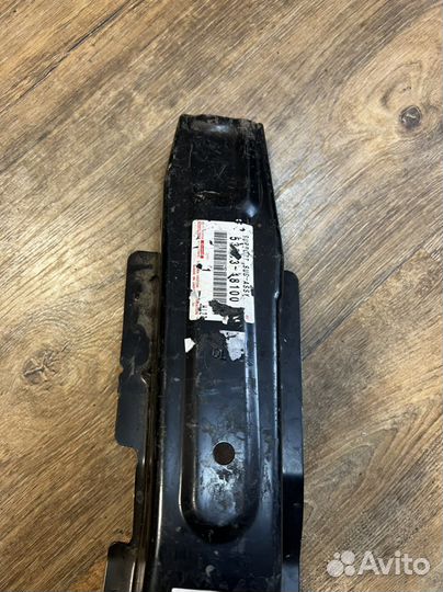 Toyota highlander 2 левая стойка рамки радиатора