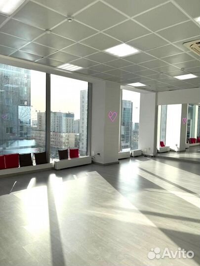 Студия фитнеса и растяжки с высокими потолками