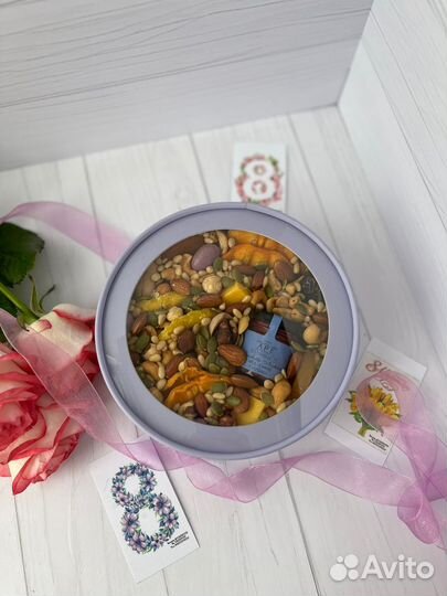 Коробочка с орехами и медом