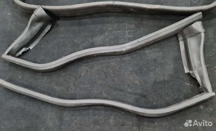 Уплотнитель капота Mercedes W212 дорест