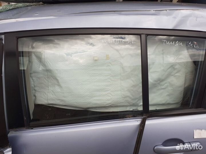 Стекла на двери Nissan Tiida