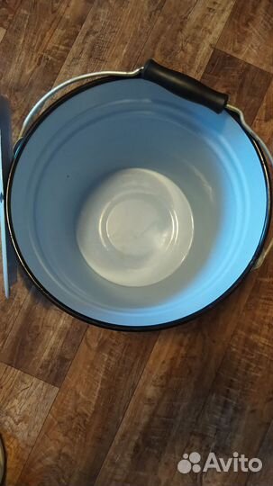 Эмалированное ведро с крышкой