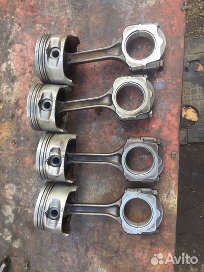 Рено 1.6 Поршень с шатуном