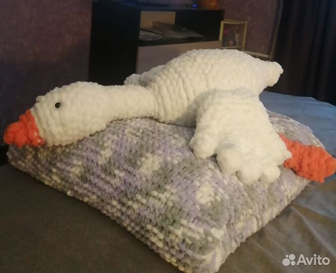 Вязаная игрушка гусь обнимусь