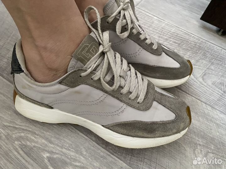 Кроссовки женские