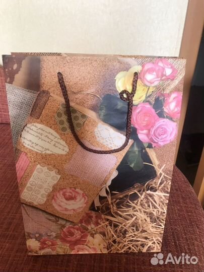 Подарочные пакеты и коробки