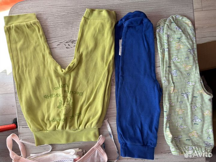 Ползунки и носочки для новорожденных