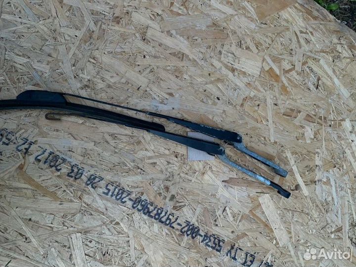 Поводок (держатель) стеклоочистителя пара