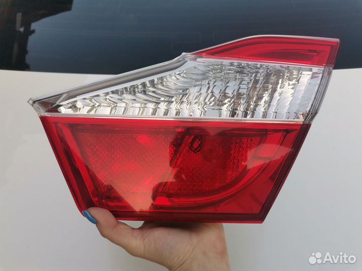 Фонарь правый в крышку багажника Toyota Camry