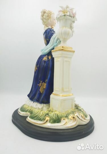 Фарфоровая статуэтка Девушка в саду, подарок